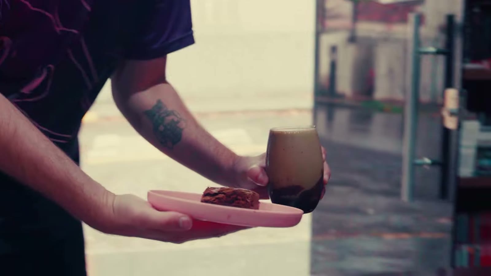 Barista servindo um cappuccino no balcão